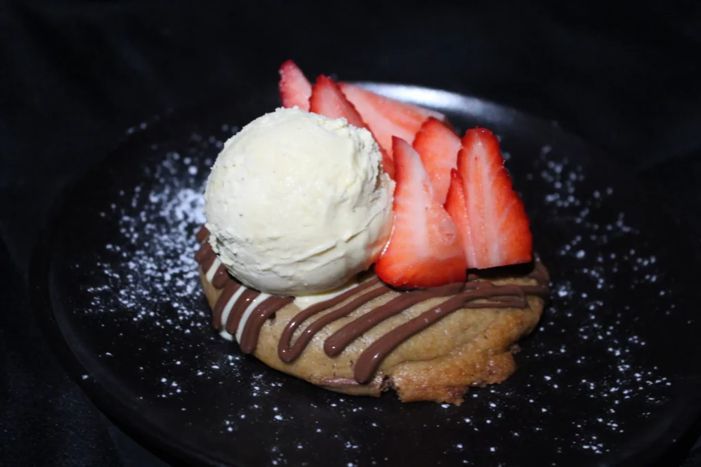 Cookie Greedy avec coulis nutella, des morceaux de fraises et une boule de glace - Nos cookies - Dessert Yummy Yummy