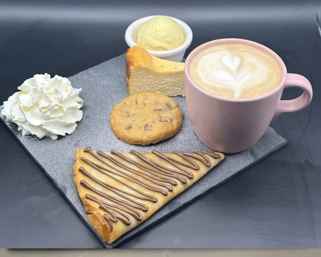 Café gourmand avec mini cookie, crêpe Nutella, mini cheesecake et crème fraîche – Dessert Yummy Yummy